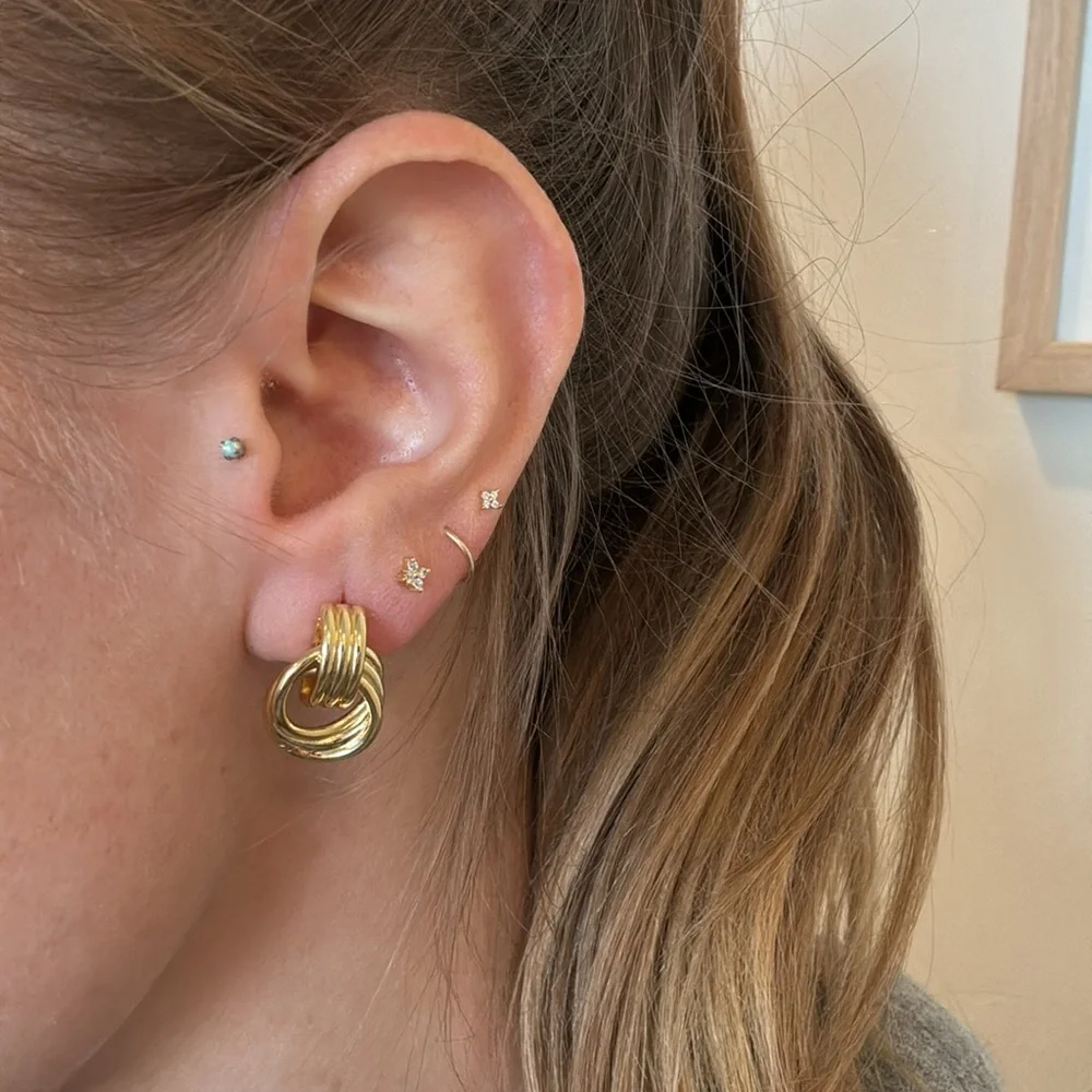 Chunky bold knot stud earrings gold - Picture 7 of 10